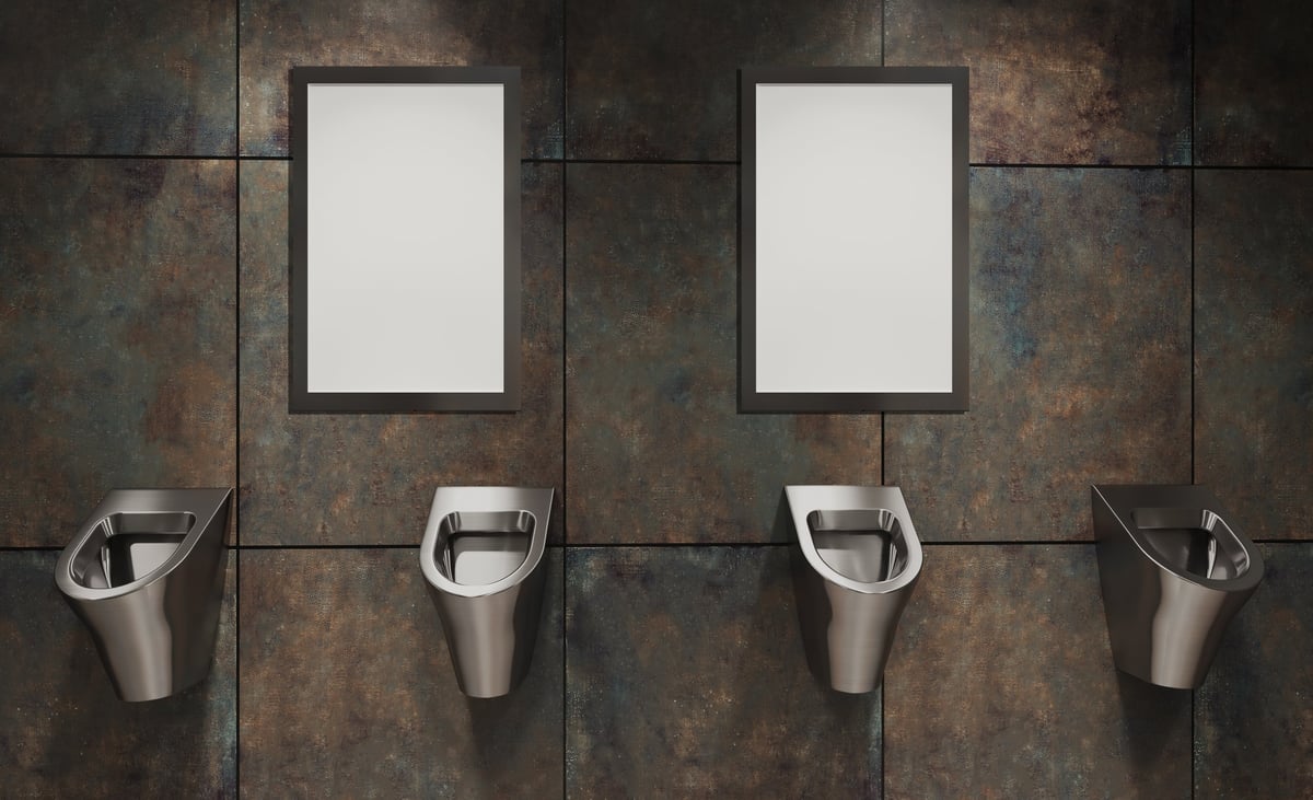 Mingitorios de acero inoxidable en baño público