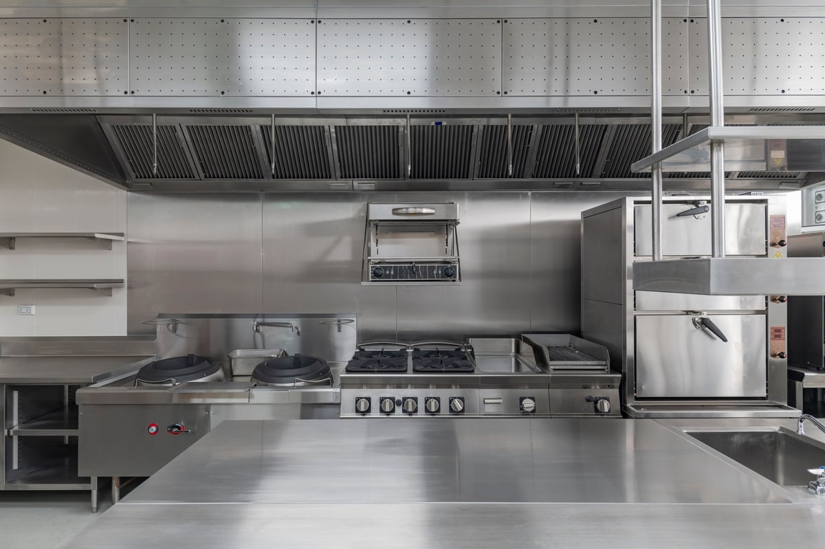 Cocina industrial con mobiliario y equipo de acero inoxidable fabricado en Querétaro