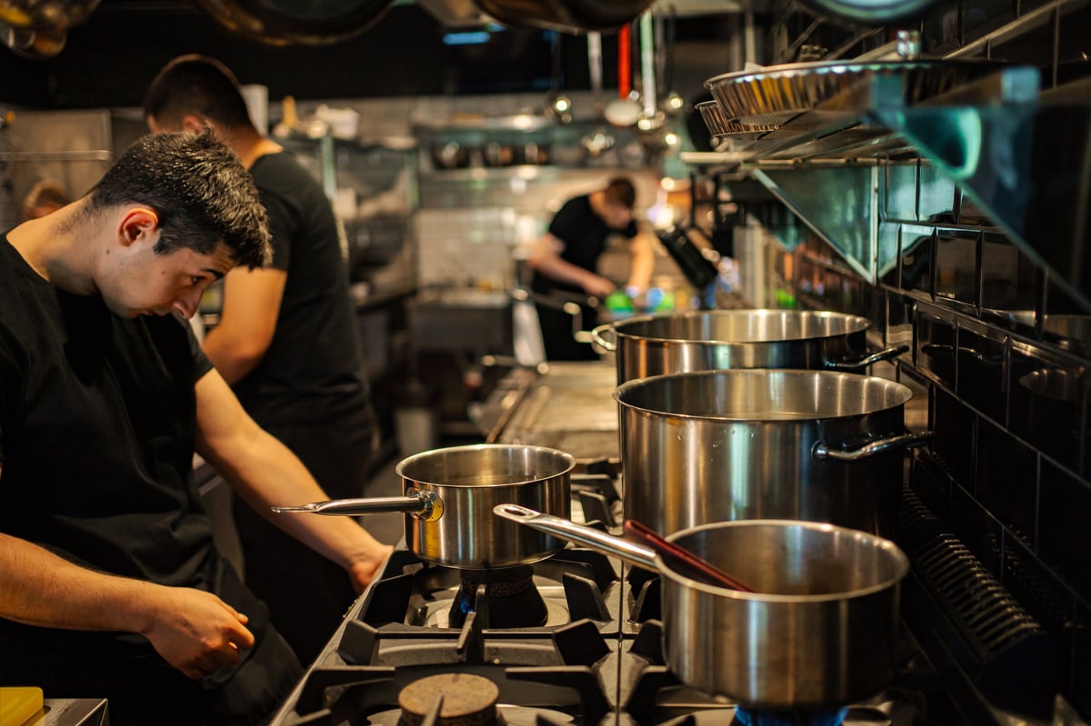 Equipo de cocina comercial de acero inoxidable con quemadores