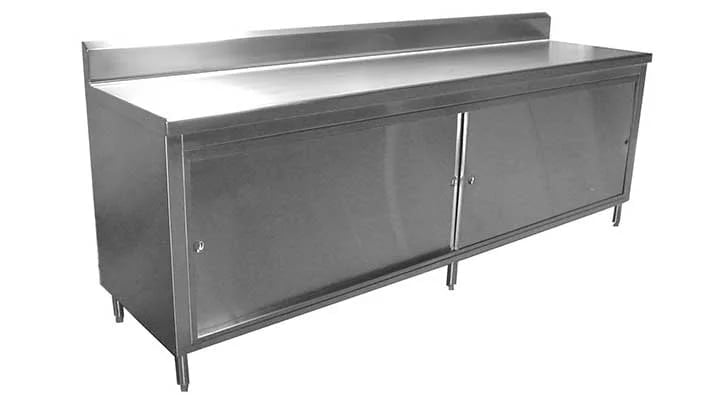 Mueble de acero inoxidable con mesa de trabajo y gabinetes cerrados